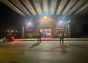 Pos Pengamanan (Pos Pam) Keramasan melakukan pemantauan dan pengaturan lalu lintas di simpang Tol Keramasan dan depan Pos Pam Keramasan pada Minggu malam, pukul 19.30 WIB.