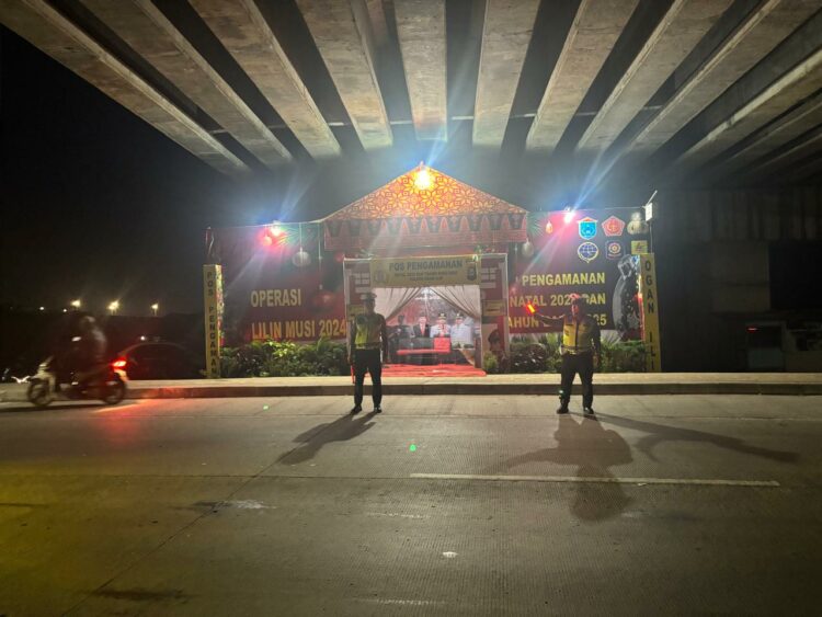Pos Pengamanan (Pos Pam) Keramasan melakukan pemantauan dan pengaturan lalu lintas di simpang Tol Keramasan dan depan Pos Pam Keramasan pada Minggu malam, pukul 19.30 WIB.