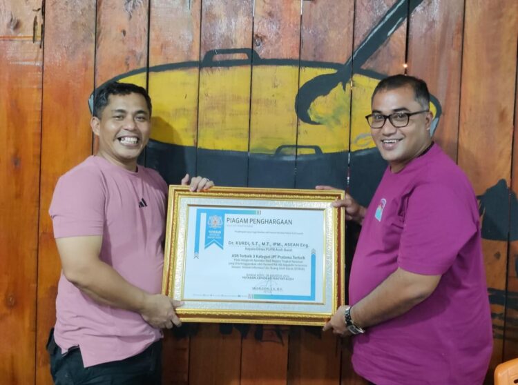 Kepala Dinas Pekerjaan Umum dan Penataan Ruang (PUPR) Aceh Barat, Kurdi, terpilih sebagai kandidat terbaik urutan ke-tiga penerima nominasi nasional Anugerah Aparatur Sipil Negara (AASN) 2023 dari Menteri Pendayagunaan Aparatur Negara dan Reformasi Birokrasi (PANRB).