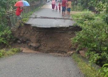 Salah satu desa terdampak banjir ini yaitu Desa Blang Puuk, Kecamatan Beutong Ateuh Banggalang yang mengakibatkan salah satu jembatan penghubung antar desa putus diterjang banjir.