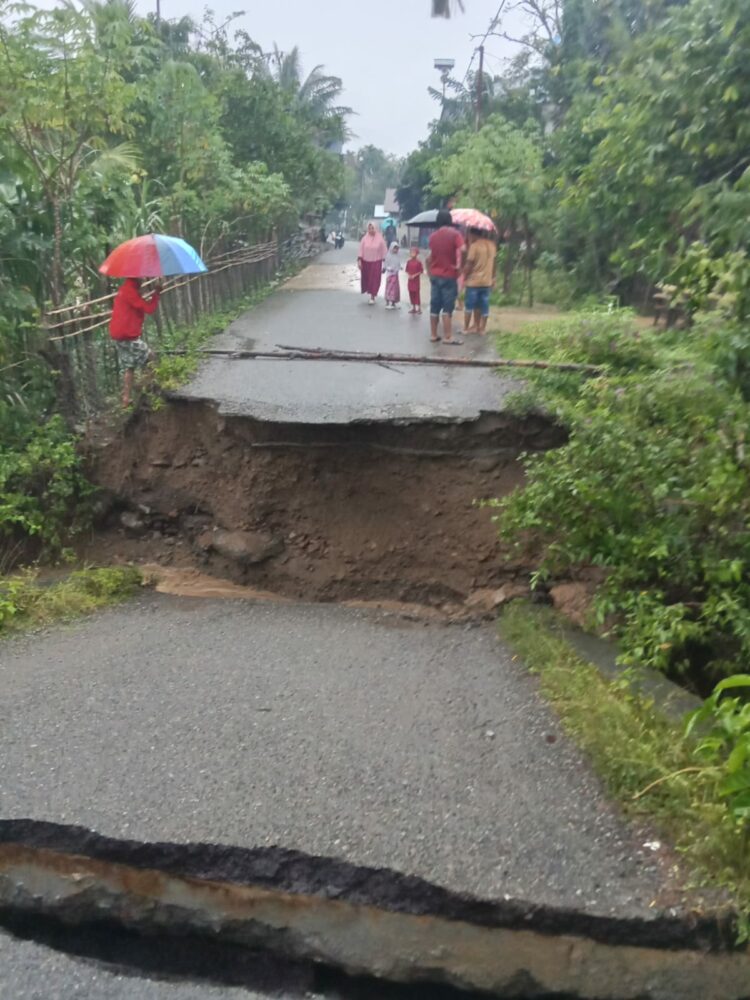 Salah satu desa terdampak banjir ini yaitu Desa Blang Puuk, Kecamatan Beutong Ateuh Banggalang yang mengakibatkan salah satu jembatan penghubung antar desa putus diterjang banjir.