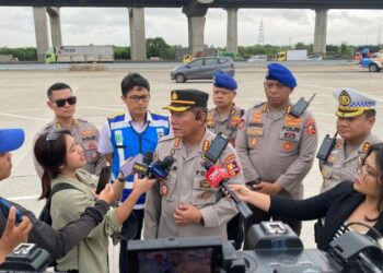 Polri melalui Baharkam Polri mengadakan pelatihan gabungan pemanfaatan ambulans udara di Gerbang Tol Cikarang Utama, Jawa Barat.