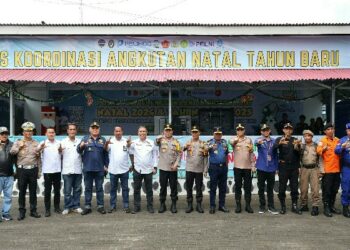 Kapolda Sulawesi Utara Irjen Pol Roycke Harry Langie didampingi Wakapolda Brigjen Pol Bahagia Dachi dan sejumlah PJU Polda meninjau beberapa obyek vital saat mudik liburan Natal dan Tahun Baru, serta memantau Pos Terpadu di Kawasan Megamas Manado, Minggu (22/12/2024).