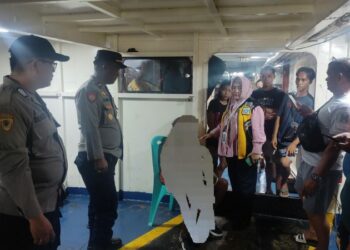 Polsek Kawasan Pelabuhan Manado mengamankan lokasi penemuan seorang pria berusia 80 tahun, Jemi Kesek, yang ditemukan meninggal dunia di atas KM Gregorius. Korban ditemukan dalam kondisi kaku dan pucat di dek 2 tempat penitipan barang pada pukul 14.05 WITA, Minggu (22/12/2024).
