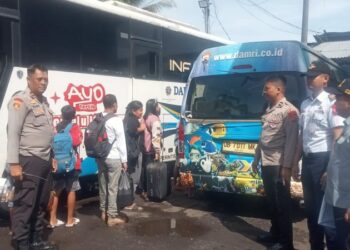 Petugas melakukan pengawasan di area keberangkatan dan kedatangan, memastikan semua prosedur keselamatan dan protokol kesehatan tetap diterapkan dengan ketat, Senin (23/12/2024).
