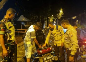 Pers Pam Ops Lilin Samrat 2024 MBW Malalayang intensifkan patroli jalan kaki guna menjaga keamanan di wilayahnya, Minggu (22/10/2024).