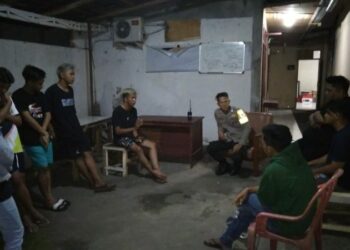 Polsek Tikala melaksanakan kegiatan “Minggu Kasih” yang dirangkaikan dengan kegiatan sambang di Kelurahan Ranomuut, Kecamatan Paal Dua, Kota Manado. Kegiatan ini bertujuan untuk meningkatkan sinergi antara polisi dan masyarakat dalam menjaga keamanan dan ketertiban wilayah, Minggu (22/12/2024).