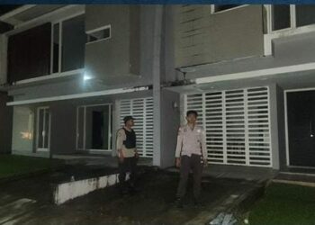 Personil Polresta Manado bersama Polsek jajaran dan ketua-ketua lingkungan melaksanakan giat patroli dengan sasaran rumah-rumah kosong yang ditinggalkan pemiliknya untuk mudik. Kegiatan ini dilaksanakan pada Minggu, 22 Desember 2024, mulai pukul 23.00 WITA di wilayah hukum Polresta Manado.