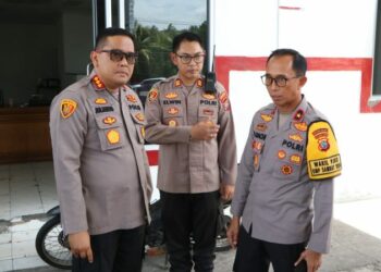 Kapolresta Manado, Kombes Pol Julianto Sirait, mendampingi Wakapolda Sulawesi Utara, Brigjen Pol Bahagia Dachi, dalam kegiatan peninjauan Stasiun Pengisian Bahan Bakar Umum (SPBU) di wilayah hukum Polresta Manado, Sabtu (tanggal).