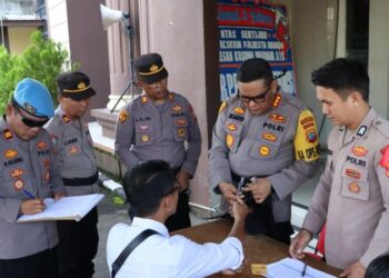 Polresta Manado bersama jajaran melaksanakan kegiatan pemeriksaan inventaris kendaraan dinas, Kelengkapan Perorangan personil, sikap tampang dan senjata api organik Polri pada hari ini Senin (22/12/2024 ). Kegiatan ini bertujuan untuk memastikan kesiapan operasional seluruh aset yang dimiliki guna mendukung tugas kepolisian dalam menjaga keamanan dan ketertiban masyarakat.