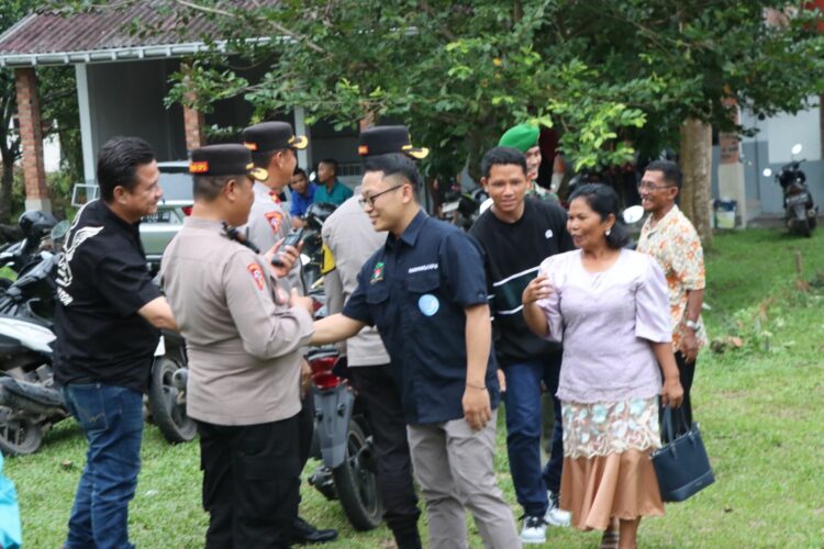 Kapolres Ogan Ilir AKBP Bagus Suryo Wibowo, S.I.K., bersama Pejabat Utama (PJU) Polres Ogan Ilir, melakukan pengecekan langsung terhadap pelaksanaan rangkaian ibadah Malam Natal di Kapel Hati Kudus Yesus (Santo Agustinus) yang berlokasi di depan SPBU Romi Herton, Desa Tanjung Pering, Kecamatan Indralaya Utara.