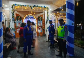 Polres Samosir bersama jajaran Polsek dan personel BKO Polda Sumut sukses melaksanakan pengamanan dan pelayanan dalam rangka ibadah Natal 2024 di wilayah hukum Polres Samosir. Pelaksanaan pengamanan yang berlangsung selama dua hari, mulai 24 hingga 25 Desember 2024, berjalan aman dan khidmat.