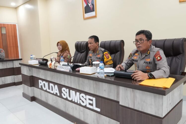 Irwasda Polda Sumsel Kombes Feri Handoko memimpin rapat bersama stake holder terkait pada Selasa (24/12/2024) di mapolda Sumsel.
