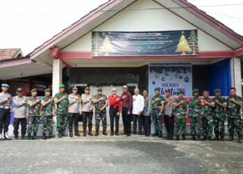 Komandan Kodim 0402/OKI Letkol Inf. Yontri Bhakti SH MH beserta jajarannya, bersama Kapolres OKI AKBP Hendrawan Susanto SIK mengunjungi Gereja GPJKOKA Aikomena yang terletak di Kelurahan Sukadana, Kecamatan Kayuagung, Kabupaten OKI, Rabu (25/12/2024).