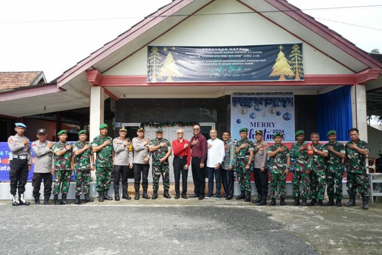 Komandan Kodim 0402/OKI Letkol Inf. Yontri Bhakti SH MH beserta jajarannya, bersama Kapolres OKI AKBP Hendrawan Susanto SIK mengunjungi Gereja GPJKOKA Aikomena yang terletak di Kelurahan Sukadana, Kecamatan Kayuagung, Kabupaten OKI, Rabu (25/12/2024).