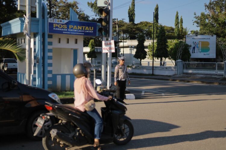 Seluruh aktivitas masyarakat yang melintas di Simpang jam kota, simpang Darussalam dan Simpang taman Riadhah dalam wilayah Kota Lhokseumawe, dihentikan selama tiga menit. Bunyi sirine terdengar meraung-raung sebagai tanda refleksi atas tragedi bencana yang terjadi dua dekade silam.