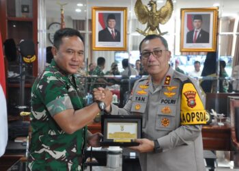 Pangdam I/Bukit Barisan, Mayjen TNI Rio Firdianto, melakukan kunjungan silaturahmi ke Polda Kepri dan bertemu dengan Kapolda Kepri, Irjen Pol. Drs. Yan Fitri Halimansyah, M.H., pada Senin (23/12/2024). Kunjungan ini merupakan bagian dari langkah strategis dalam memperkuat sinergi antara TNI dan Polri, guna mengatasi berbagai isu penting di wilayah Provinsi Kepulauan Riau.
