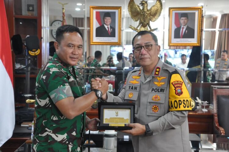 Pangdam I/Bukit Barisan, Mayjen TNI Rio Firdianto, melakukan kunjungan silaturahmi ke Polda Kepri dan bertemu dengan Kapolda Kepri, Irjen Pol. Drs. Yan Fitri Halimansyah, M.H., pada Senin (23/12/2024). Kunjungan ini merupakan bagian dari langkah strategis dalam memperkuat sinergi antara TNI dan Polri, guna mengatasi berbagai isu penting di wilayah Provinsi Kepulauan Riau.