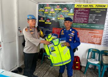 Kasi Propam Polres Samosir IPDA Darmono Samosir, S.H, melaksanakan inspeksi langsung ke sejumlah pos pelayanan Operasi Lilin Toba 2024 di wilayah hukum Polres Samosir, Kamis (26/12/2024). Kegiatan ini bertujuan untuk memastikan kesiapan personel dan kelengkapan pos demi mendukung perayaan Natal dan Tahun Baru (Nataru) yang aman dan kondusif.