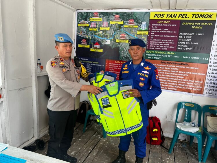 Kasi Propam Polres Samosir IPDA Darmono Samosir, S.H, melaksanakan inspeksi langsung ke sejumlah pos pelayanan Operasi Lilin Toba 2024 di wilayah hukum Polres Samosir, Kamis (26/12/2024). Kegiatan ini bertujuan untuk memastikan kesiapan personel dan kelengkapan pos demi mendukung perayaan Natal dan Tahun Baru (Nataru) yang aman dan kondusif.