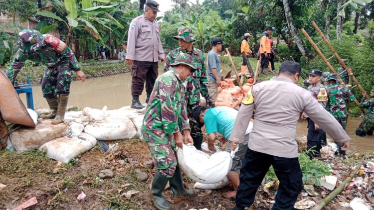 Telah terbangun tanggul darurat sepanjang 10 M x tinggi 2,5 M x lebar 3 M dari karung yang diisi pasir dan batu yang diperkuat dengan bronjong di lokasi bencana sebagai pengganti tanggul sementara yang jebol, selanjutnya dari Kodim 0702/Purbalingga juga telah dilaksanakan pemberian paket bantuan Sembako kepada warga terdampak bencana