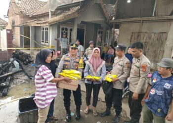Pada Jumat (6/12/2024) sore, Polsek Tanjung Batu menyerahkan bantuan sembako dan uang santunan kepada korban kebakaran di Desa Rengas II, Kecamatan Payaraman, Kabupaten Ogan Ilir.