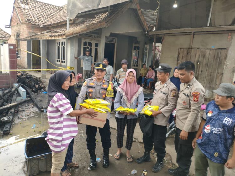 Pada Jumat (6/12/2024) sore, Polsek Tanjung Batu menyerahkan bantuan sembako dan uang santunan kepada korban kebakaran di Desa Rengas II, Kecamatan Payaraman, Kabupaten Ogan Ilir.
