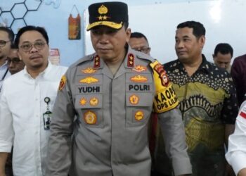 Kapolda Sulawesi Selatan, Irjen Pol. Yudhiawan, S.H., S.I.K., M.H., M.Si., melakukan peninjauan langsung pelaksanaan Program Makan Siang Gratis yang digagas oleh Asosiasi Pemerintah Desa Seluruh Indonesia (APDESI) di SMPN 1 Makassar, (27/12/2024).