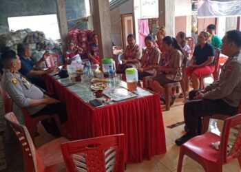 Polsek Tombulu menggelar kegiatan Jum’at Bacirita yang bertempat di Desa Tombuluan, Kecamatan Tombulu. Kegiatan ini dipimpin langsung oleh Kapolsek Tombulu, Ipda Nicky W.R. Winerungan, bersama dengan Kanit Binmas Aiptu Jimmy Kawuwung, Jumat (27/12/2024).