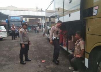 Personel Pos Pelayanan Terminal Malalayang Ops Lilin Samrat 2024 Polresta Manado, bersama Dinas Perhubungan (Dishub), terus meningkatkan pengawasan demi kenyamanan masyarakat yang bepergian selama libur Natal dan Tahun Baru, Jumat (27/12/2024).