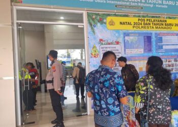 Personel Pos Pelayanan Bandara Operasi Lilin Samrat 2024 Polresta Manado menerima kunjungan istimewa dari Ketua Mahkamah Pelayaran Kementerian Perhubungan Republik Indonesia, Bapak Yuniarto, Jumat (27/12/2024).