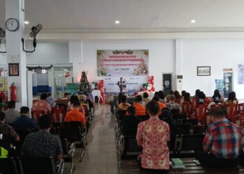 Kapolsek Pelabuhan Polresta Manado, Ipda Rinto R.M. Langi, turut menghadiri ibadah perayaan Natal yang diselenggarakan oleh unsur maritim Pelabuhan Manado. Acara ini berlangsung khidmat dan penuh makna di tengah suasana Natal yang membawa pesan damai dan kebersamaan, Pada hari ini Jumat tanggal 27 Desember 2024 pukul 09.30 WITA.