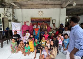 Polresta Manado menggelar kegiatan bakti sosial sebagai bentuk kepedulian terhadap sesama. Kegiatan yang dilaksanakan pada tanggal, Jumat (27/12/2024), ini bertujuan untuk membawa semangat Natal dengan berbagi kasih kepada mereka yang membutuhkan.