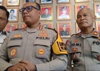 BERI PENJELASAN: Kapolrestabes Medan Kombes Pol Gidion Arif Setyawan didampingi Kasi Propam Kompol Tomi memberikan penjelasan terkait personel yang diduga menganiaya Budianto Sitepu hingga tewas di Mapolrestabes, Jumat (27/12/2024) malam. (Ist)