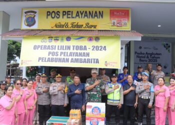 Forum Koordinasi Pimpinan Daerah (Forkopimda) Kabupaten Samosir bersama Bhayangkari Cabang Samosir turun langsung memantau pelaksanaan Operasi Lilin Toba 2024 di sembilan Pos Pelayanan Polres Samosir. Dalam kunjungan ini, mereka menyerahkan bingkisan berupa makanan ekstra, air mineral dan multivitamin kepada para personel yang bertugas sebagai bentuk dukungan dan apresiasi atas dedikasi mereka.