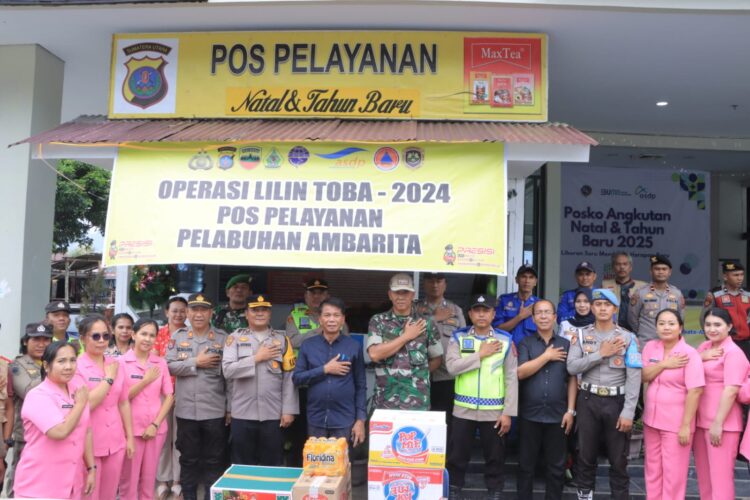Forum Koordinasi Pimpinan Daerah (Forkopimda) Kabupaten Samosir bersama Bhayangkari Cabang Samosir turun langsung memantau pelaksanaan Operasi Lilin Toba 2024 di sembilan Pos Pelayanan Polres Samosir. Dalam kunjungan ini, mereka menyerahkan bingkisan berupa makanan ekstra, air mineral dan multivitamin kepada para personel yang bertugas sebagai bentuk dukungan dan apresiasi atas dedikasi mereka.