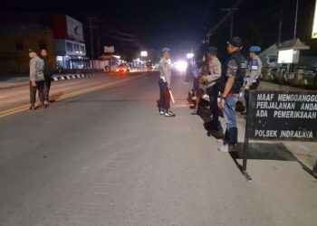 Polsek Indralaya Polres Ogan Ilir melaksanakan Kegiatan Rutin yang Ditingkatkan (KRYD) pada Sabtu malam (28/12). Kegiatan yang dimulai pukul 20.30 WIB ini berlangsung di Jalan Lintas Timur Km.36, tepatnya di depan Mako Polsek Indralaya.