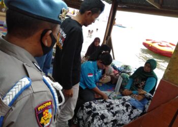 Dalam patroli jalan kaki yang dilakukan di sepanjang Pantai Pasir Putih Parbaba, Kecamatan Pangururan, Kabupaten Samosir, personel pos berhasil memberikan pertolongan kepada seorang wisatawan yang mendadak sakit.