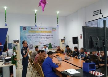 Pos Kordinasi Penyelenggaraan Angkutan Laut di Pelabuhan Manado menjadi tempat berlangsungnya kegiatan kunjungan dari Mahkamah Pelayaran. Kapolsek Kawasan Pelabuhan Manado, Ipda Rinto R M Langi, turut hadir dalam acara tersebut untuk mendukung pengawasan dan kelancaran angkutan laut dalam rangka Natal dan Tahun Baru (Nataru), Jumat (27/12/2024).