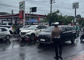 Personel Satuan Lalu Lintas (Satlantas) Polresta Manado dikerahkan untuk mengatur arus lalu lintas di sejumlah titik rawan kemacetan di wilayah kota. Langkah ini diambil sebagai respons atas meningkatnya volume kendaraan di kawasan perkotaan, terutama pada jam-jam sibuk, Sabtu (29/12/2024)