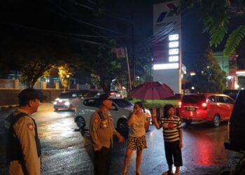Kapolsek Wenang, AKP Rusman Saleh, melaksanakan patroli rutin di seputaran Kelurahan Tikala Kumaraka, pada hari Jumat (27/12/2024 ).