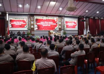 Polresta Manado menggelar perayaan Natal Kelahiran Yesus Kristus pada Sabtu (28/12/2024), bertempat di aula serba guna Pemerintah Kota Manado. Ibadah Natal yang khusyuk ini mengusung tema “Menyambut Sukacita Kelahiran Kristus dengan Semangat Melayani melalui Peran Polri Presisi guna Mendukung Program Pemerintah Menuju Indonesia Emas”.