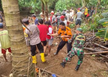 tumpukan sampah di hulu Jembatan Sungai Ranu dituding menjadi salah satu penyebab runtuhnya Jembatan Sungai Ranu beberapa waktu lalu di Desa Cilapar, Kecamatan Kaligondang, Kabupaten Purbalingga.