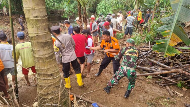 tumpukan sampah di hulu Jembatan Sungai Ranu dituding menjadi salah satu penyebab runtuhnya Jembatan Sungai Ranu beberapa waktu lalu di Desa Cilapar, Kecamatan Kaligondang, Kabupaten Purbalingga.
