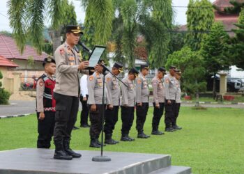 Polres Ogan Ilir melaksanakan apel pagi khusus untuk persiapan pengamanan tahun baru. Apel tersebut dipimpin oleh Wakapolres Ogan Ilir, Kompol Helmi Ardiansyah, S.H., M.H., pada Senin, 30 Desember 2024, di halaman upacara Mapolres Ogan Ilir. Kegiatan diikuti oleh seluruh personil dan Pejabat Utama (PJU) Polres Ogan Ilir.