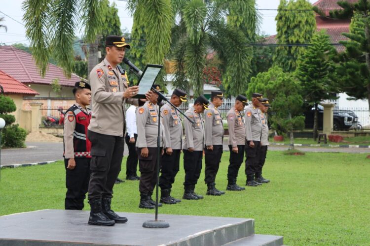 Polres Ogan Ilir melaksanakan apel pagi khusus untuk persiapan pengamanan tahun baru. Apel tersebut dipimpin oleh Wakapolres Ogan Ilir, Kompol Helmi Ardiansyah, S.H., M.H., pada Senin, 30 Desember 2024, di halaman upacara Mapolres Ogan Ilir. Kegiatan diikuti oleh seluruh personil dan Pejabat Utama (PJU) Polres Ogan Ilir.