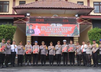 Kapolres Samosir, AKBP Yogie Hardiman, S.H., S.I.K., M.H., menyerahkan bingkisan Natal kepada keluarga besar Polres Samosir dalam sebuah apel yang digelar di lapangan Mako Polres Samosir pada Senin pagi (30/12/2024). Kegiatan tersebut dihadiri oleh seluruh personel Polres Samosir, Pegawai Negeri Sipil (PNS), Pegawai Harian Lepas (PHL), dan tenaga kebersihan (OB).