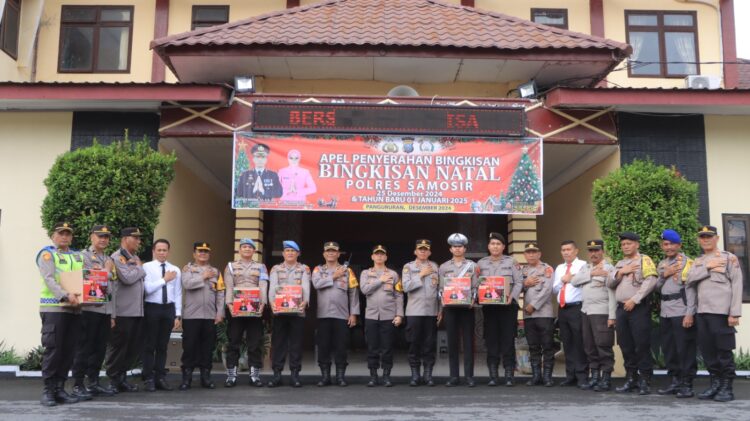 Kapolres Samosir, AKBP Yogie Hardiman, S.H., S.I.K., M.H., menyerahkan bingkisan Natal kepada keluarga besar Polres Samosir dalam sebuah apel yang digelar di lapangan Mako Polres Samosir pada Senin pagi (30/12/2024). Kegiatan tersebut dihadiri oleh seluruh personel Polres Samosir, Pegawai Negeri Sipil (PNS), Pegawai Harian Lepas (PHL), dan tenaga kebersihan (OB).