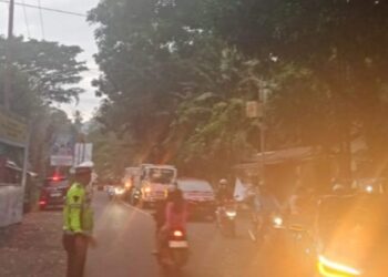 Personel Sat Lantas Pastikan Kelancaran Lalu Lintas dengan Pengaturan di Jalan Raya