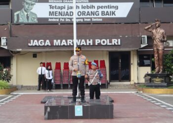 BERI ARAHAN: Kapolrestabes Medan Kombes Pol Gidion Arif Setyawan memberi arahan saat apel di Mapolrestabes, Senin (30/12/2024).(Foto Dok/Polrestabes)